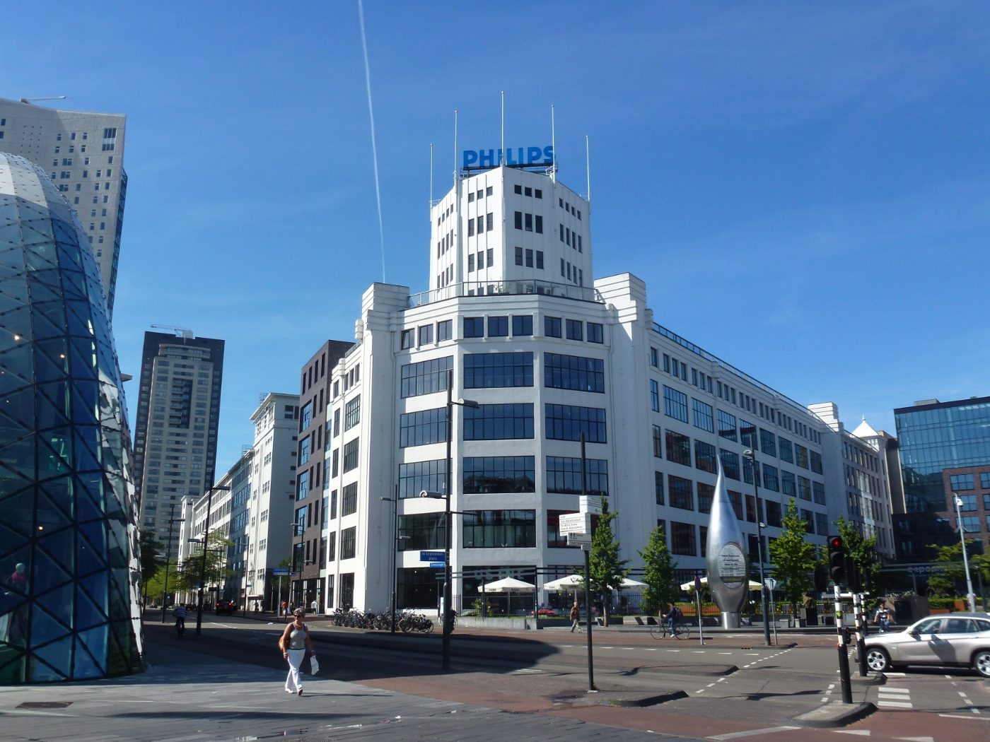 De Vismarkt aan het water in Eindhoven, met terrassen en de Grote Kerk op de achtergrond